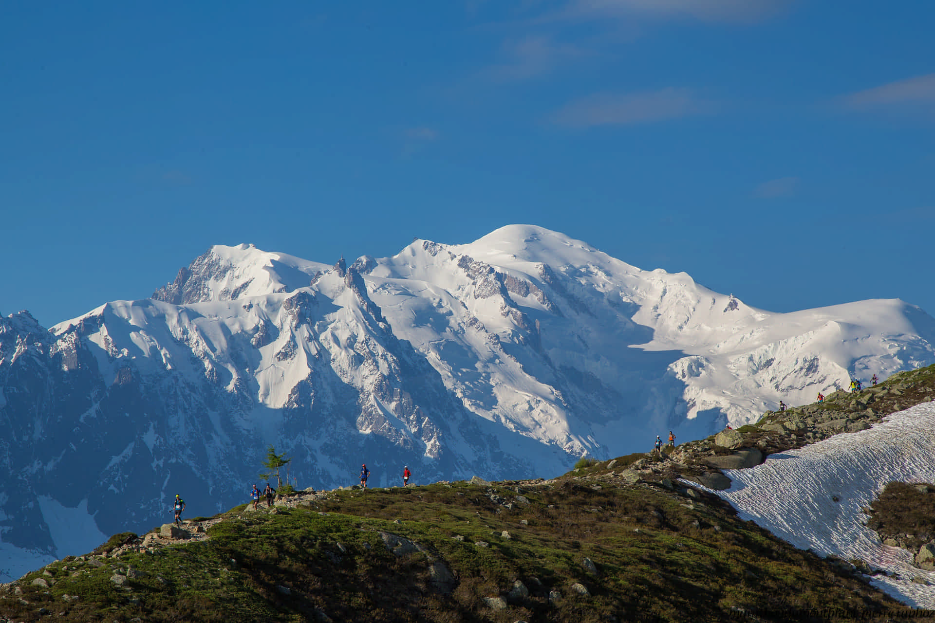 Traileurs sur une ligne de crête face au Massif du Mont-Blanc