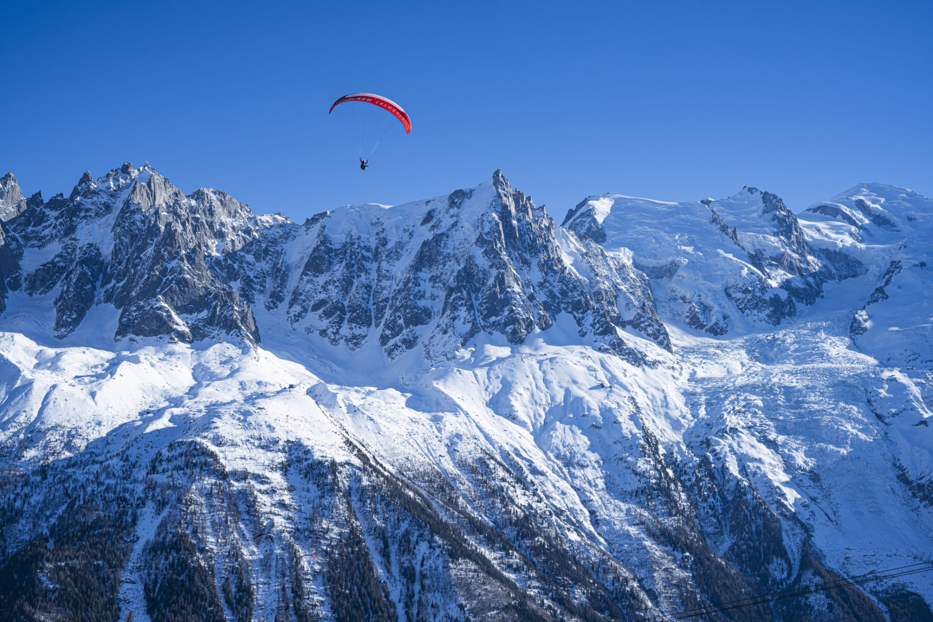 Survolez les glaciers en parapente