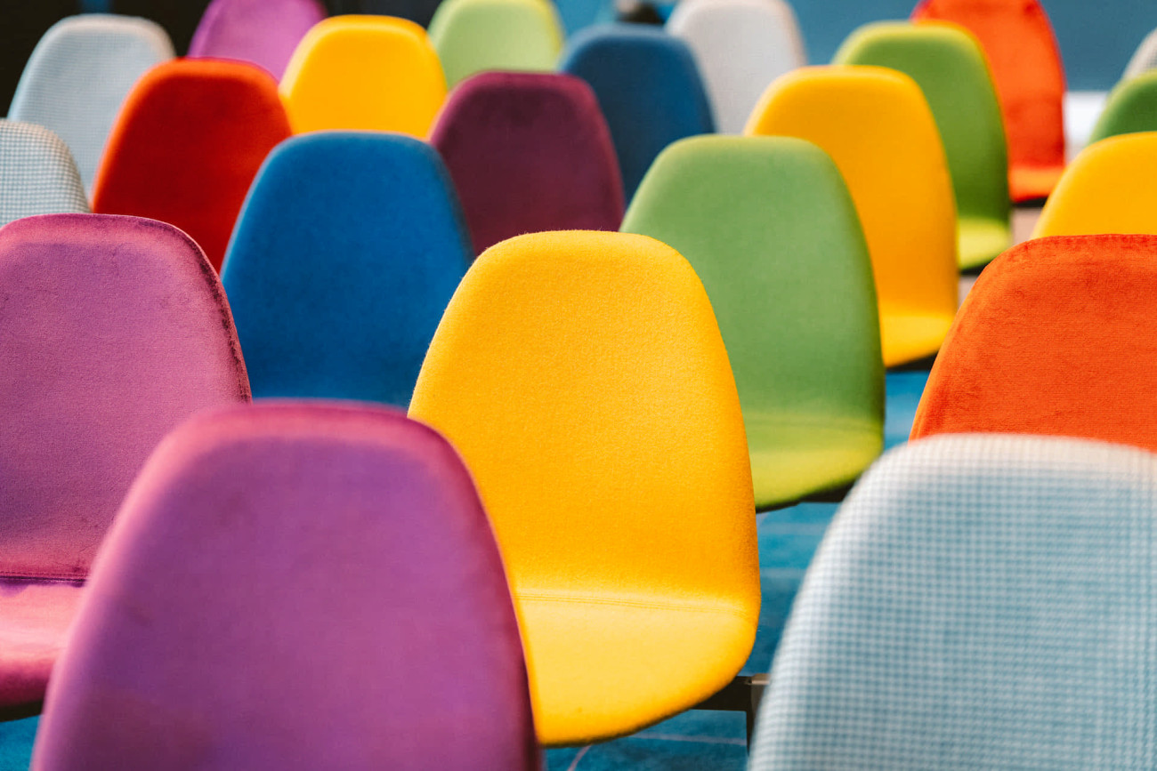 Chaises colorées de la salle de séminaire du Big Sky Hôtel & Spa****